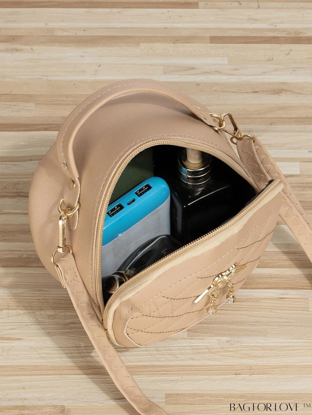 BagForLove - Swan-Embellished Metallic Fashion Handbag with Exquisite Stitching