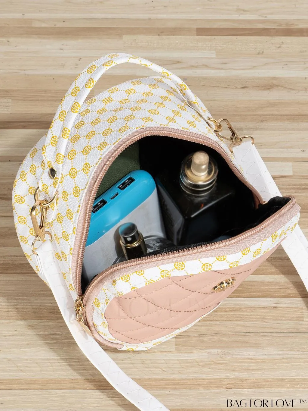 BagForLove - Swan-Embellished Metallic Fashion Handbag with Exquisite Stitching